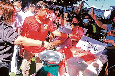 CHRISTMAS ‘gift’ President Ferdinand Romualdez Marcos Jr. stops by various stalls of rice and produce during the Kadiwa Para Sa Pasko on Wednesday, 16 November 2022 at the Molave Covered Court in Mandaluyong City. Kadiwa stores will offer cheaper goods including rice at P25 per kilo.