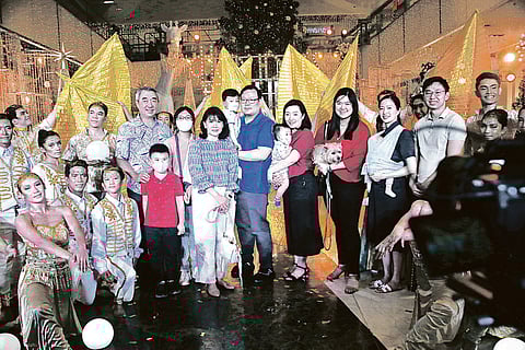 SM Investments vice chairman Henry Sy Jr. and family lead the unveiling of ‘A Golden Christmas at SM Aura’ in BGC, Taguig.