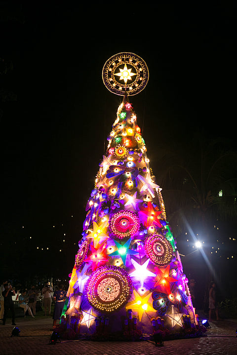 The 30-feet handmade bird
-inspired Christmas Tree of Pico de Loro.