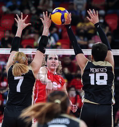 Petro Gazz's Lindsey Vander Waide scores against Cignal's Ces Molina (7) and Ria Meneses during the PVL Reinforced Conference finals Game 2 at the Philsports Arena in Pasig, December 6, 2022. Photo by Rio Deluvio
