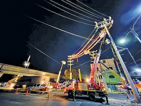 Meralco linecrew undertake a pole relocation project that involves the replacement of a 55-foot concrete pole and four (4) spans of power cables. It also includes the re-orientation of its attached two-level double crossarm, to accommodate the ongoing construction of the LRT Line 1 Cavite Extension project near Imelda Bridge, La Huerta, Parañaque City.