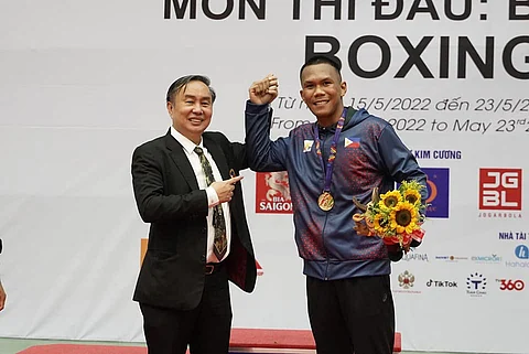 Eumir Marcial (right) assures Philippine Olympic Committee president Abraham ‘Bambol’ Tolentino (left) of his commitment to fight in the Cambodia Southeast Asian Games and the Hangzhou Asian Games next year. Photo courtesy of Abraham "Bambol" Tolentino / Facebook