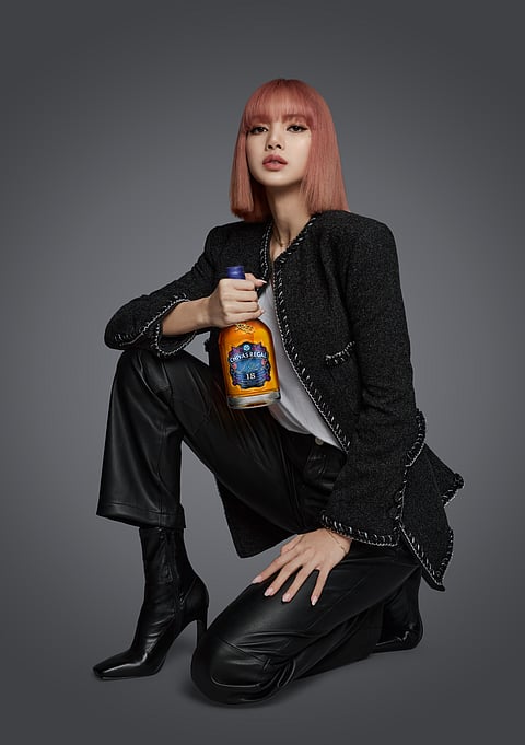PHOTOGRAPHS
COURTESY
OF CHIVAS
SIGNATURE flair.
Lisa adds touches of her personality to the Chivas 18 bottle.