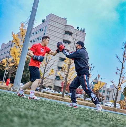 DK Yoo (left) is taking a page from Bruce Lee’s martial arts playbook in his bid to beat Manny Pacquiao this Sunday in Goyang, Korea. | PHOTOGRAPH COURTESY OF DK Yoo