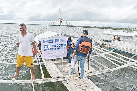 Save the Children staffer helps deliver much-needed hygiene kits in Barangay Nueva Estrella, Bien Unido, Bohol on 18 January. | Photograph by LJ Pasion of Save the Children Philippines
