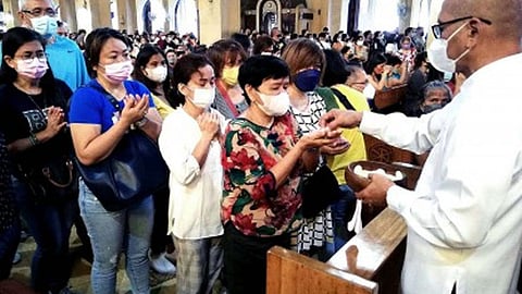 Pinoys offer prayers for former Pope