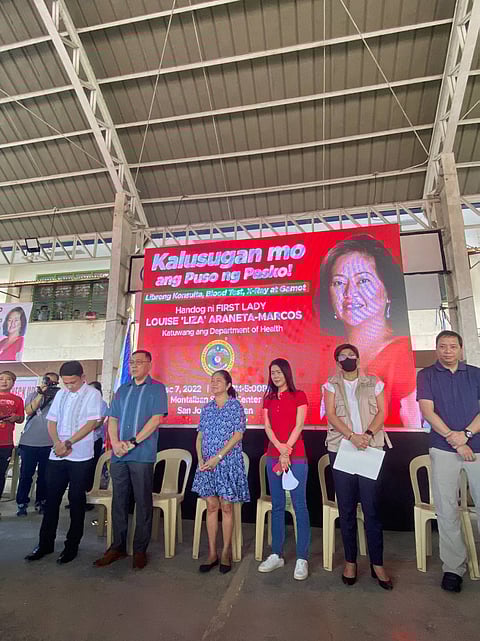 First Lady Liza Araneta-Marcos (3rd from left) and Dr. Maria Rosario Singh-Vergeire (2nd from right), Department of Health officer-in-charge, lead the launching of ‘Kalusugan mo ang Puso ng Pasko!’ in Montalban, Rizal yesterday, 7 December 2022. The activity is a promise of Universal Health Care that the national government will continue to bring services closer to Filipinos across the country.