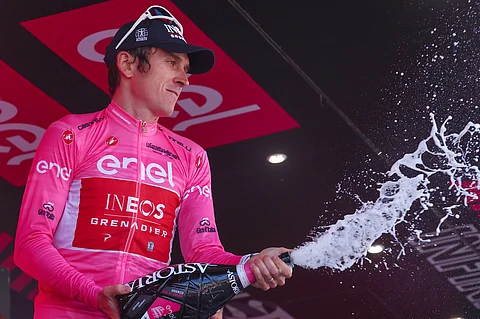 LUCA BETTINI/AGENCE FRANCE-PRESSE
GERAINT Thomas celebrates his overall leader’s pink’s jersey after the 18th stage of the Giro d’Italia 2023 cycling race.