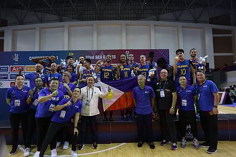 PHOTOGRAPH COURTESY OF SEAG POOL
GILAS Pilipinas celebrates with POC president Abraham ‘Bambol’ Tolentino and chief of mission Chito Loyzaga after winning the gold medal in the men’s basketball competition of the 32nd SEA Games.