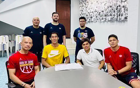 HEAD coach Yeng Guiao (left) and the Rain or Shine executives welcome Mac Belo (second from left) after signing a one-year deal.