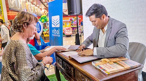 Photographs courtesy of Vibal Foundation
James Owen Saguinsin signing a copy of his book ‘Nineteenth-Century Masters of Angono Art’ (left).