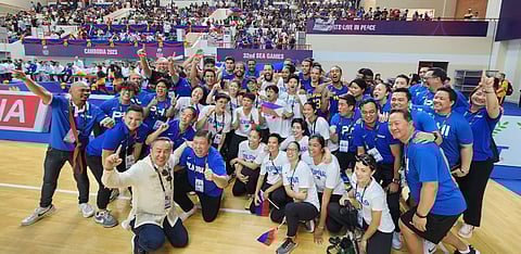 POC president Abraham ‘Bambol’ Tolentino celebrates with Filipino basketball players after their title-clinching performance in the 32nd Southeast Asian Games. Photo courtesy of SEAG Pool
