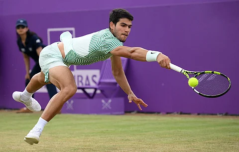 DANIEL LEAL/AGENCE FRANCE-PRESSE
CARLOS Alcaraz returns against Jiri Lehecka in the Round of 16 of the Queen’s Club tennis tournament in London. Alcaraz prevailed, 6-2, 6-3.