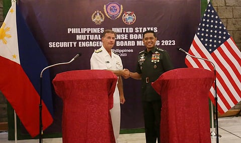 PHOTOGRAPH BY ANALY LABOR FOR THE DAILY TRIBUNE @tribunephl_ana
General Romeo S. Brawner (right), Armed Forces of the Philippines Chief of Staff, and Admiral John C. Aquilino, chief of the US Indo-Pacific Command, lead Thursday’s Mutual Defense Board-Security Engagement Board meeting and press conference in Camp Aguinaldo, Quezon City.