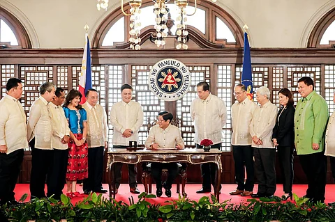 Good job Job-led economic growth, among other reasons, is behind why President Ferdinand R. Marcos Jr. signs into law Republic Act 11962 or the ‘Act Establishing the National Employment Master Plan,’ to be known as the ‘Trabaho Para sa Bayan Plan,’ in a ceremony at Malacañan Palace on Wednesday, 27 September. Looking on are (from left) National Economic and Development Authority Secretary Arsenio Balisacan, Senator Imee Marcos, Executive Secretary Lucas Bersamin, Senate President Miguel Zubiri, House Speaker Martin Romualdez, Labor and Employment Secretary Bienvenido Laguesma, Trade and Industry Secretary Alfredo Pascual, Budget and Management Secretary Amenah F. Pangandaman and Parañaque City 2nd District Representative Gustavo S. Tambunting.