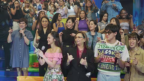 ABS-CBN and GMA executives visited ‘It’s Showtime’ during its 28 September airing at its broadcast studio at the ABS-CBN compound.