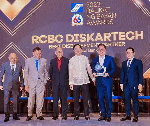 (From left) SSS EVP Voltaire Agas, SSS president and CEO Rolando Macasaet, Department of Labor and Employment Secretary Bienvenido Laguesma, Civil Service Commission chairperson Karlo Nograles, RCBC executive vice president and Chief Innovation and Inclusion officer Lito Villanueva and RCBC vice president Michael Cruz.