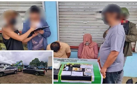 BUSTED COUPLE. Anti-narcotics agents list the illegal drugs seized from a couple suspected of selling prohibited drugs during an anti-drug operation in Barangay Gadongan, Marawi City, that resulted in the recovery of PHP6.9 million worth of shabu and two vehicles (inset) on Tuesday (Sept. 12, 2023). A day after, the Marawi police arrested two other drug suspects in a buy-bust and seized PHP689,000 worth of shabu in Barangay Bobongan. (Photo courtesy of Lanao del Sur PPO)