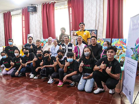 The Rotary Club of Manila with personnel of the Hospicio de San Jose held a presscon promoting a painting exhibit entitled ‘Expanding Horizon’ on 14 September at The LRI Design Plaza Exhibit Hall in Makati. Art work proceeds will fund a dormitory at the Hospicio. In photo are (from left) Manila Rotarians Michael Albaña, Avelino Andal, and Raymond Davis, Hospicio de San Jose administrator Sr. Martha Abejero Gamolo, RC Manila IPP Herminio Esguerra, RC Manila director Philip Ong, RC Manila vice president Reginald Yu (standing), and young artists who created artwork for the exhibit. | photograph by Dianne Bacelonia for the Daily Tribune