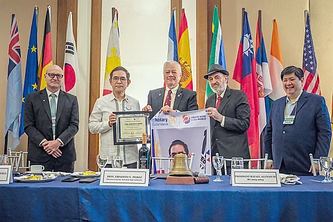 Secretary Ernesto V. Perez, director general of the Anti-Red Tape Authority (second from left) holds the Certificate of Appreciation given to him by the Rotary Club of Manila for his acceptance of the Club’s invitation to be the guest speaker at the RC Manila membership meeting at the Manila Polo Club last 14 September 2023. Also in the photo are (from left) RC Manila member Philip Wombwell, RC Manila President Rafael Alunan III, IDG Joaquin Rodriguez Sr. and Teodoro Kalaw IV, RC Manila member and assistant board legal adviser. | Photograph by Yummie Dingding for the Daily Tribune @tribunephl_yumi