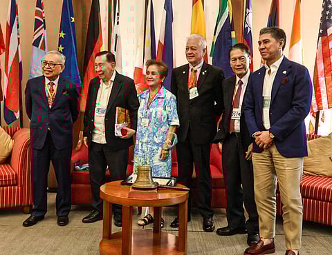 Alberto G. Romulo, whose various designations during a public service career covering nearly four decades are legion, was given a rousing welcome back home by the Manila Rotary Club which he was president of in 1978. Romulo stands second from left beside PP Santiago Dumlao, wife Mrs. Lovely Romulo, RC Manila president Rafael Alunan III, PDG Roberto Pagdanganan, and IPP Herminio Esguerra, during RC Manila's meeting last 9 September at the Manila Polo Club, Makati City. | photograph by Dianne Bacelonia for the Daily Tribune