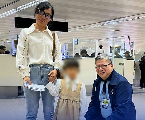 BI Commissioner Norman Tansingco personally welcomes the first E-visa holders who arrived on 2 September via a China Eastern flight MU211 from Shanghai, China, at NAIA 1. (Photo courtesy of the Bureau of Immigration)