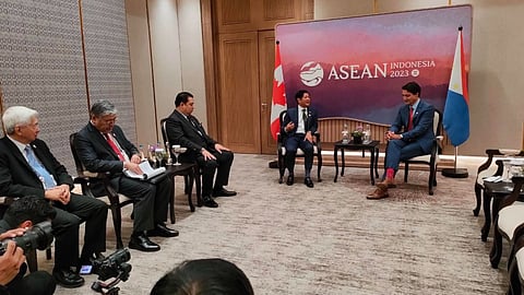 Pres. Ferdinand Marcos Jr. meets with Canadian Prime Minister Justin Trudeau on sidelines of the 43rd ASEAN Summit in Jakarta. The Philippine flag behind the two leaders was erroneously displayed in reverse, signifying that the country is 'at war'. Photo courtesy: PPA Pool.