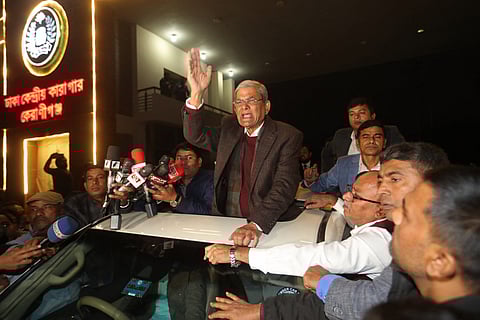 (FILED PHOTO) The secretary general of Bangladesh Nationalist Party (BNP) Mirza Fakhrul Islam Alamgir (C) waves after he was released from prison on the outskirts of Dhaka on 9 January 2023. (Photo by AFP)