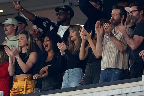 (L-R) Singer Taylor Swift, Actor Ryan Reynolds, and Actor Hugh Jackman cheer prior to the game between the Kansas City Chiefs and the New York Jets at MetLife Stadium on 1 October 2023 in East Rutherford, New Jersey. (Photo by ELSA / GETTY IMAGES NORTH AMERICA / Getty Images via AFP)