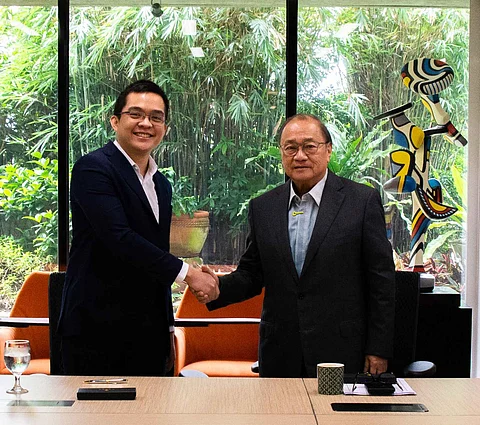 SP New Energy Chief Executive Officer Leandro Leviste (left) seals an investment deal with Meralco chairperson and chief executive officer Manuel V. Pangilinan.