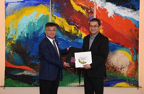 Meralco EVP/COO Ronnie L. Aperocho (right) presents a token of appreciation to China Electricity Council secretary general Hao Yingjie during the latter’s visit to the Meralco headquarters in Pasig City on 18 September 2023.
| PHOTOGRAPH COURTESY OF MERALCO