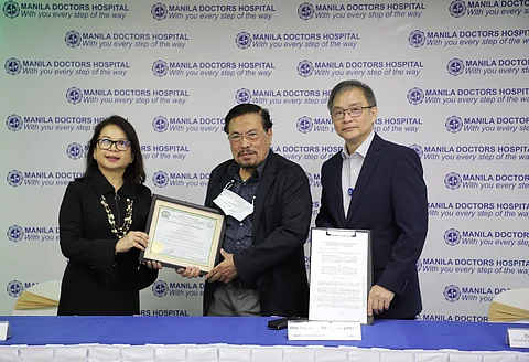 A pioneering halal-kitchen certification is conferred on Manila Doctor’s Hospital: MDH president Arlene P. Ledesma (from left), IDCP president Abdul Rahman R.T. Linzag and MDH director Dr. Hian Ho N. Kua