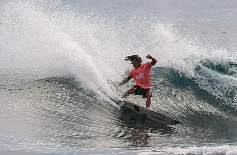 SIARGAO’s challenging waves are once again testing the mettle of local and foreign participants in the 2023 International Surfing Cup, which is running until 1 November. Action in last year’s edition saw the Philippines’ John Mark Tokong beating Japan’s Yuji Nishi in their head-to-head.
PHOTOGRAPH BY ALVIN KASIBAN FOR THE DAILY TRIBUNE