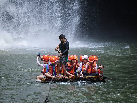 Falling for Pagsanjan Day three of the Philippine Experience Program took delegates to Pagsanjan Falls at Cavinti and Lumban, Laguna, as part of the Department of Tourism’s PEP tour itinerary.(PHOTOGRAPH BY DIANNE BACELONIA FOR THE DAILY TRIBUNE)