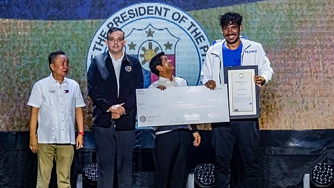 (FILES) PRESIDENT Ferdinand ‘Bongbong’ Marcos (second from right) playfully looks up to June Mar Fajardo (right) of Gilas Pilipinas as he recognizes their victory in the 19th Asian Games. Also shown are PSC chairman Richard ‘Dickie’ Bachmann (second from left) and POC president Abraham ‘Bambol’ Tolentino.