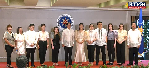 PBBM with appointed officials from the Philippine Coast Guard (PCG), Bureau of Jail Management and Penology (BJMP) and National Commission on Indigenous Peoples (NCIP), as well as officers from the Press Photographers of the Philippines (PPP), Malacañang Press Corps (MPC), Malacañang Cameramen Association (MCA) and the Presidential Photojournalists Association (PPA). Photo courtesy of RTVM.