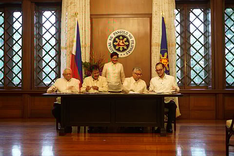 Private Sector Advisory Council - Healthcare Sector Lead Paolo Borromeo (right) signs the Memorandum of Understanding with (from left to right) Private Hospitals Association of the Philippines President Dr. Jose Rene De Grano, Commission on Higher Education Chairman Julian Prospero De Vera III, and Department of Health Undersecretary Kenneth Ronquillo, with President Ferdinand Marcos Jr. as a witness.