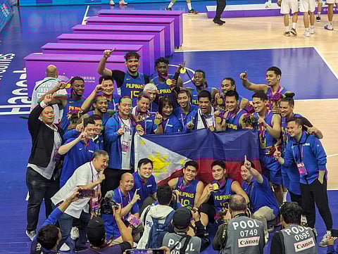GILAS Pilipinas flashes the gold medal which validates the country’s long-held belief that the Philippines is indeed the basketball boss in the region. | Photograph COURTESY OF POC-PSC Media Group