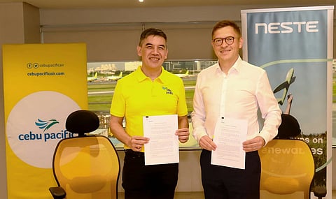 Alex Reyes (left), chief strategy officer of Cebu Pacific, and Sami Jauhiainen (right), vice president of Asia-Pacific Renewable Aviation of Neste, sign MOU exploring the supply and purchase of sustainable aviation fuel. (Photo from Cebu Pacific)