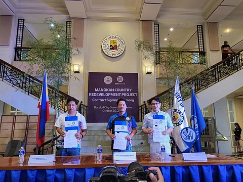 MANOKAN REDEV UP. SM Prime today signed a 40-year lease agreement with Bacolod City and turned over PhP131.89 million to Mayor Albee B. Benitez for the redevelopment of Manokan Country, into a future-ready tourist destination.
In photo: Bacolod Mayor Alfredo Abelarde B. Benitez, and SM Supermalls President Steven Tan
