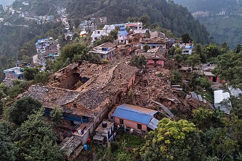 Nepalis cremate quake dead