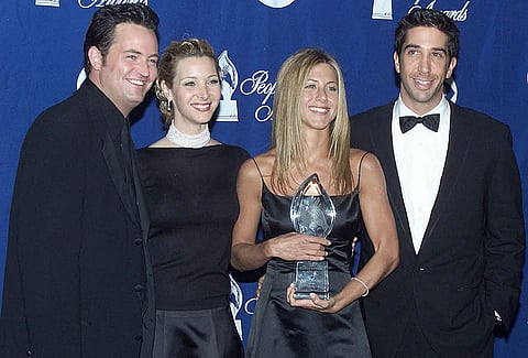 The cast of the television comedy "Friends" (From L-R:) Matthew Perry, Lisa Kudrow, Jennifer Aniston, and David Schwimmer pose with their award at the 26th People's Choice Awards in Pasadena, CA 09 January 2000. Photo by LUCY NICHOLSON / AFP
