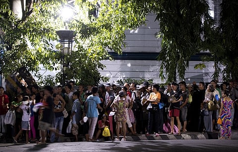 FILE PHOTO: Homeless people queue to receive food from an Indian Sikh Temple in Manila on 24 August 2014. Photo by NOEL CELIS / AFP)