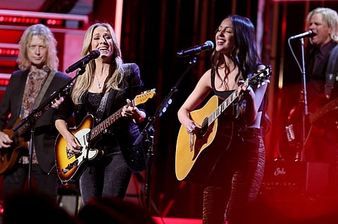 NEW YORK, NEW YORK - NOVEMBER 03: (L-R) Sheryl Crow and Olivia Rodrigo perform onstage during the 38th Annual Rock & Roll Hall Of Fame Induction Ceremony at Barclays Center on November 03, 2023 in New York City. Theo Wargo/Getty Images for The Rock and Roll Hall of Fame /AFP (Photo by Theo Wargo / GETTY IMAGES NORTH AMERICA / Getty Images via AFP)