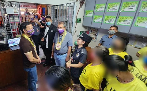 Chief Justice Alexander G. Gesmundo, together with Supreme Court Associate Justice Jose Midas P. Marquez visits Persons Deprived of Liberty (PDLs) detained at the Female Dormitory on 29 October 2023 at the Pasay City Jail, Pasay City. (Courtesy of the Supreme Court Public Information Office)