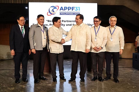 Senate President Miguel Zubiri and House Speaker Martin Romualdez (center, shaking hands) (Photo: Dianne Bacelonia)