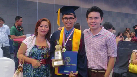 Aljon Laborte (center) with his proud family during his graduation in 2015. (PHOTOS COURTESY OF SM FOUNDATION)