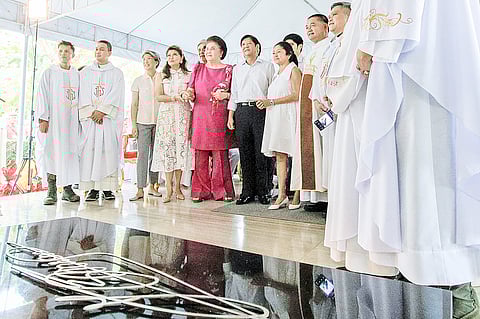 Sainted memory The Marcos family — led by President Ferdinand Marcos Jr. with his mother, former First Lady Imelda R. Marcos, sisters Senator Imee Marcos and Irene Marcos-Araneta, and First Lady Liza Araneta-Marcos — stands united in honoring the late President Ferdinand E. Marcos Sr. at the Libingan Ng Mga Bayani, Taguig City.(NOEL B. PABALATE/PPA POOL
)