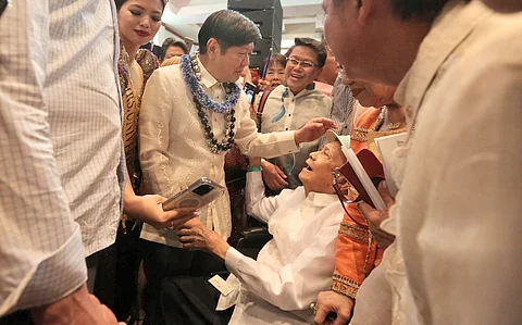 November 19 2023
President Ferdinand Marcos Jr. meets with the Filipino community in Honolulu, Hawaii U.S.A. whom he said was very welcoming to them and took them in when their family fled the Philippines in 1986.
INQUIRER/ MARIANNE BERMUDEZ