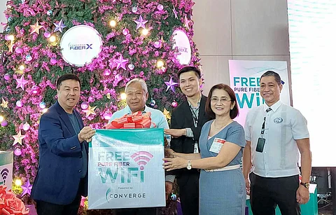 (L-R): Converge CEO Dennis Anthony Uy and Department of Transportation (DOTr) Sec. Jaime Bautista, Officer-in-Charge Bryan Co. of the Manila International Airport Authority (MIAA), Mayor Imelda "Emi" Gallardo Calixto-Rubiano of Pasay City, and CAAP Assistant Director General-II Capt. Thomas Tannhauser A. Fort. 📸 Anthony Ching.